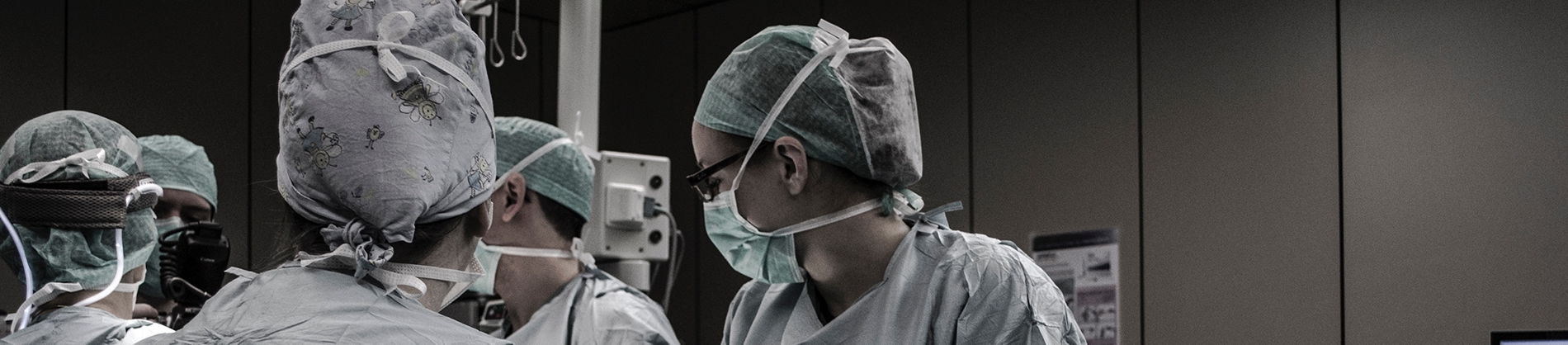 Surgeons in the operating theatre Surgeons in the operating theatre